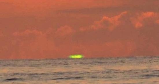 日本男子在濑长岛拍摄到非常罕见的天文现象“绿色的落日”