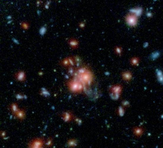 天文学家吃惊地发现SpARCS1049+56星系团中心星系孕育大量新生恒星