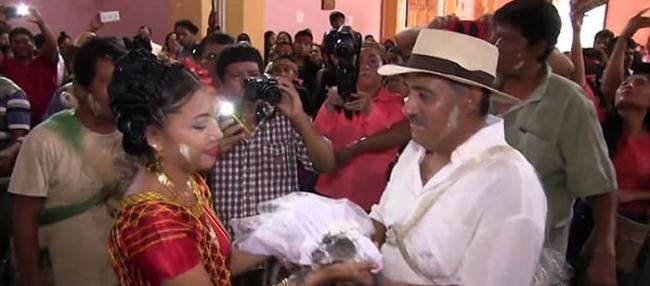 墨西哥圣佩卓乌瓦梅路拉的镇长每年都要娶一头新鳄鱼