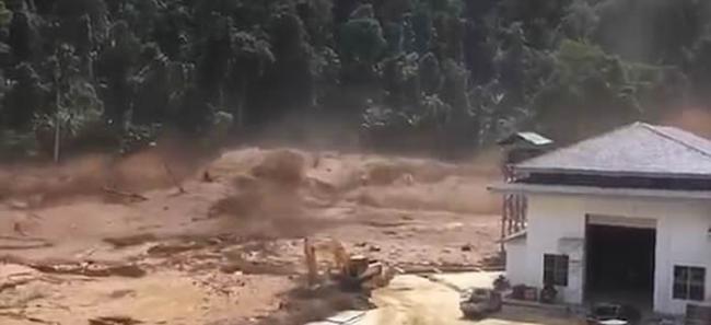 老挝东北部川圹省正在兴建的水坝突然破裂溃堤 大洪水98秒吞噬工地