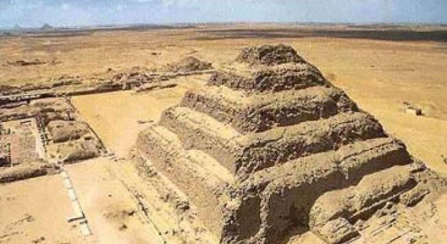 图为埃及的左塞尔金字塔。