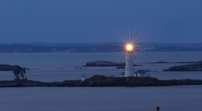 “波士顿之光”为船只指引方向。