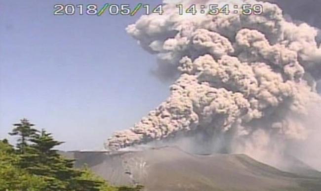 日本新燃岳火山再度喷发 浓烟高逾4500米