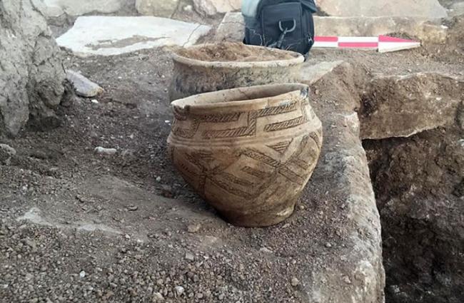 考古学家在遗址发现陶瓷器皿