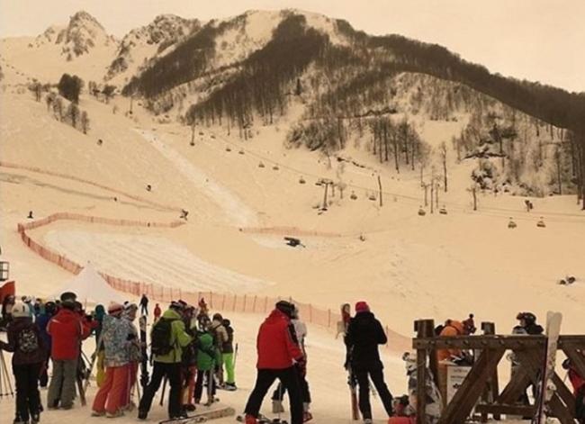 索契滑雪场披上橙雪。