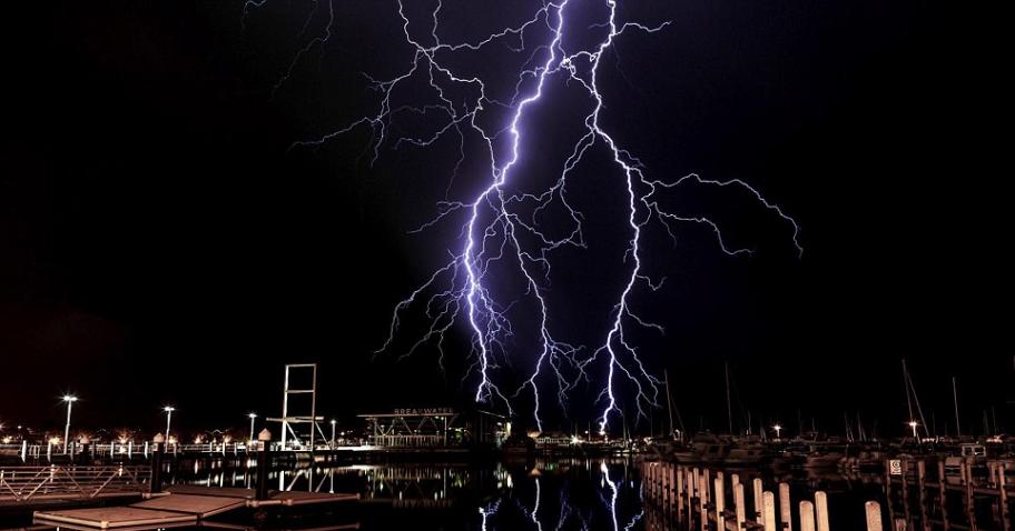 风暴追逐者在澳大利亚珀斯附近捕捉到一组令人惊叹的闪电照片