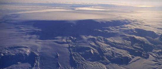 冰岛火山出现“沸腾锅”