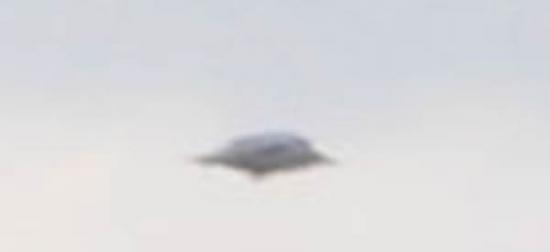 英国德文郡Fullabrook风电场上空惊现神秘飞碟状UFO