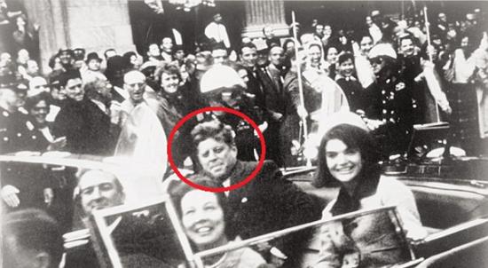 美国总统肯尼迪(红圈)1963年在德州遇刺身亡