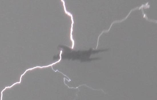 英国一架飞机在伯明翰机场着陆时遭遇3道闪电袭击