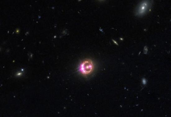 类星体RX J1131-1231内部超大质量黑洞每年的消耗大约相当于333000个地球