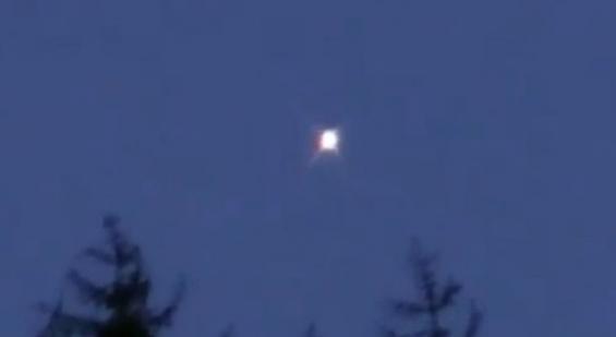 英国罗蒙湖上空惊现一个闪烁着强烈白光的不明飞行物体
