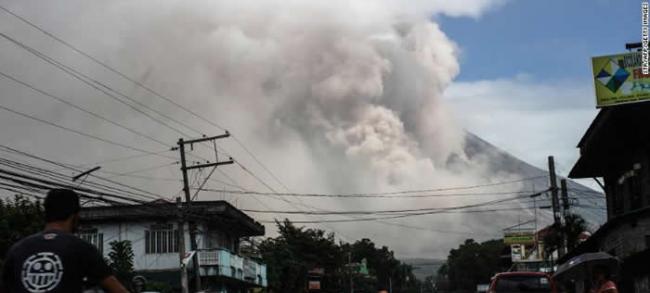 菲律宾马荣火山22日出现熔岩喷发