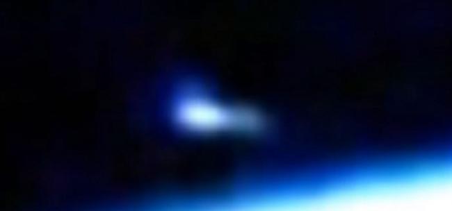 美国太空总署在国际空间站直播 地球大气层惊现蓝色怪光