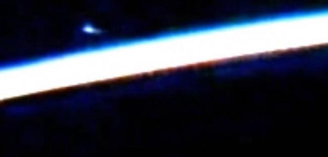 美国太空总署在国际空间站直播 地球大气层惊现蓝色怪光