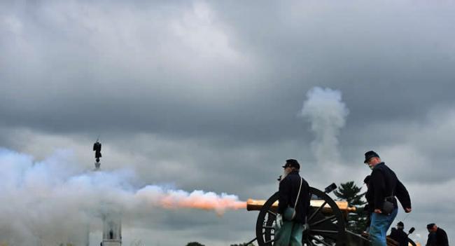 适逢美国南北战争150周年，战争重演者在盖茨堡国家军事公园里展示大炮发射。这个地方是圣地，波嘉德说，因为有非常多人为理想牺牲了自己的生命。 PHOTOGRAPH