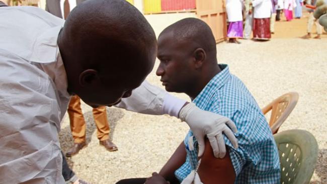 几内亚一名男子注射埃博拉疫苗。（资料图片）