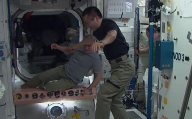 太空人在无重力环境“踩钢线”，当然是无问题。