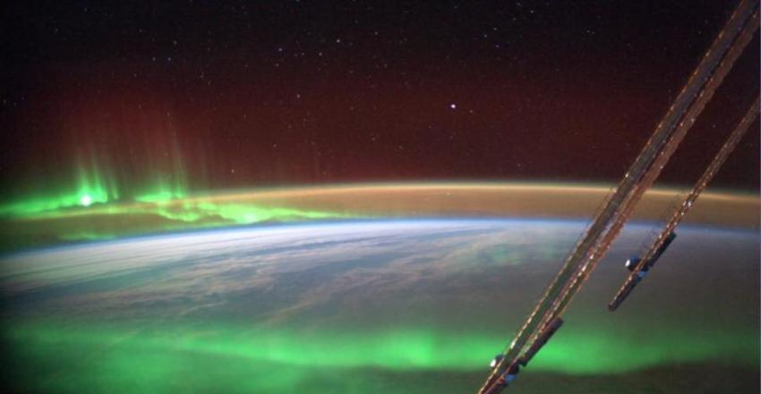 国际空间站飞过极光，格斯特捕捉了这张照片，还许了一个愿望，“以防有这么一个未被发现的规律”。