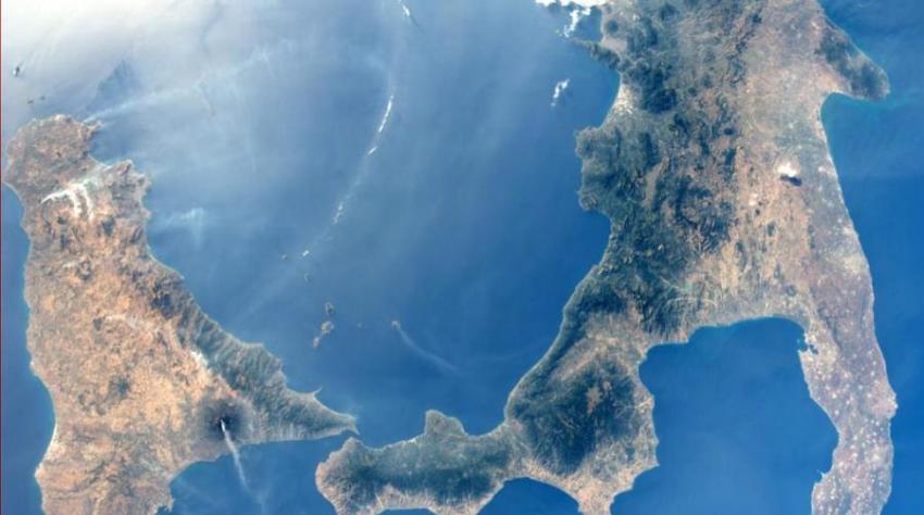 埃特纳火山和斯特隆博利火山爆发，由美国宇航员怀斯曼拍摄。