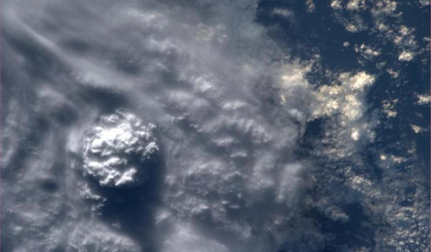 国际空间站中，地球上“风起云涌”。