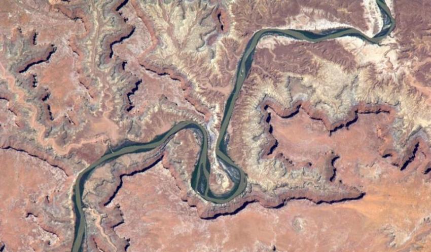 从太空中望下去的美国峡谷地国家公园。