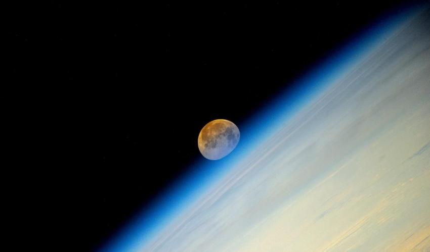 俄罗斯宇航员阿尔捷米耶夫所拍摄的超级月亮。