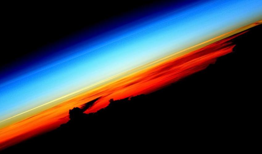 阿尔捷米耶夫镜头中，从宇宙里看去，壮观的日落景象。