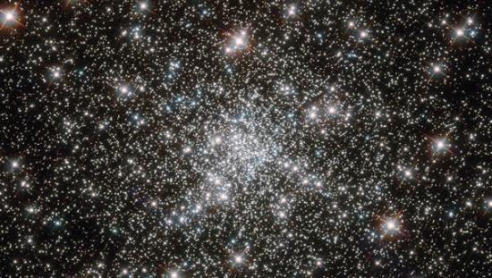球状星团NGC 6752里寿命最长的恒星具有的钠成分含量最少。