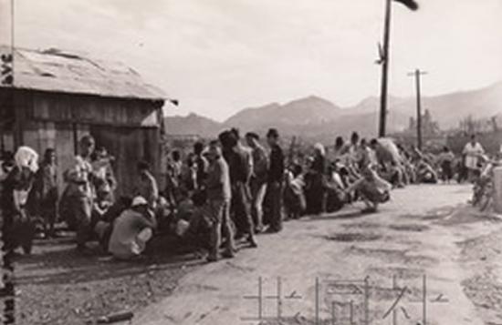 图为1945年9月24日，市民在长崎核爆中心地附近的食物配给所排队等待领取食物，由长崎市提供。