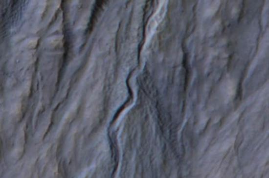 这两张图显示的便是火星勘测轨道器HiRISE设备拍摄的图像对比。时间分别是在2010年以及2013年，可以看到一条新出现的沟槽，其形成可能与二氧化碳干冰的作用有