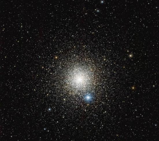 这张图片是由位于智利拉西拉天文台的MPG/ESO 2.2米望远镜上的宽视场成像仪拍摄的，图片显示了球状星团NGC 6752位于南部孔雀座。利用欧洲航天局甚大望远