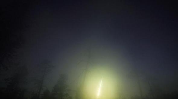 俄罗斯科拉半岛上空出现的神秘火球，照亮了半岛的夜空，在俄罗斯与芬兰边境接壤的地方都可以看到巨大的亮光出现