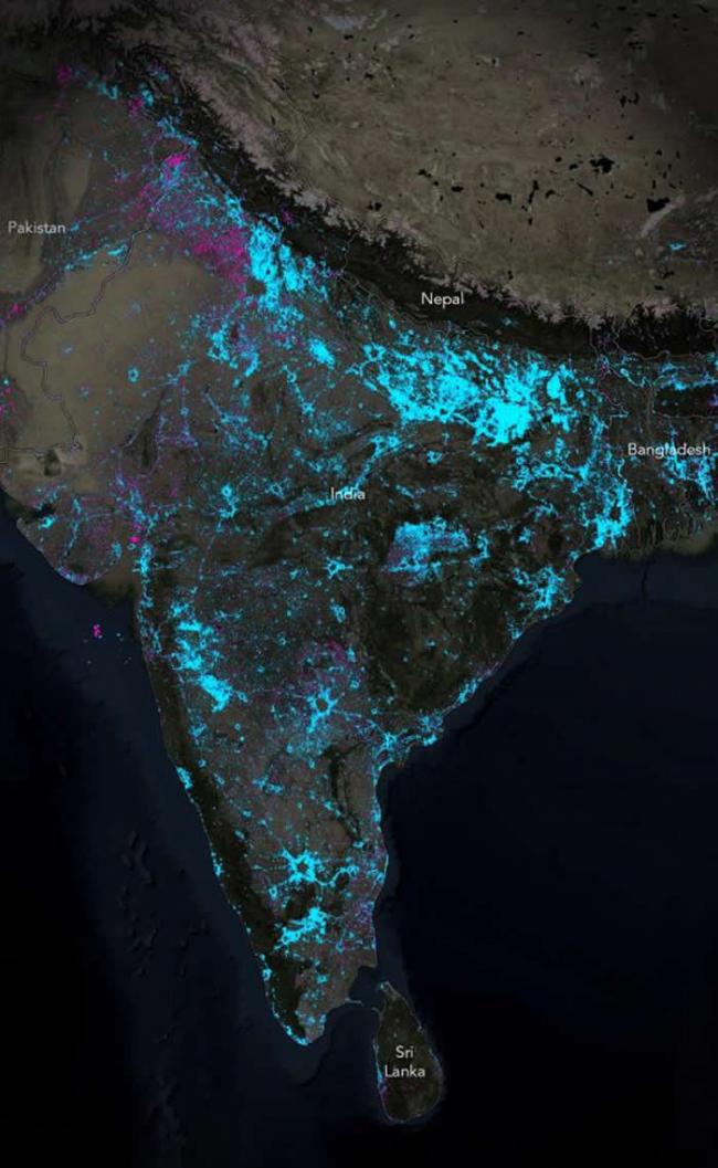 印度地图上处处蓝光，表示这些地区的夜间照明在四年内增加。 MAP BY JOHN NELSON
