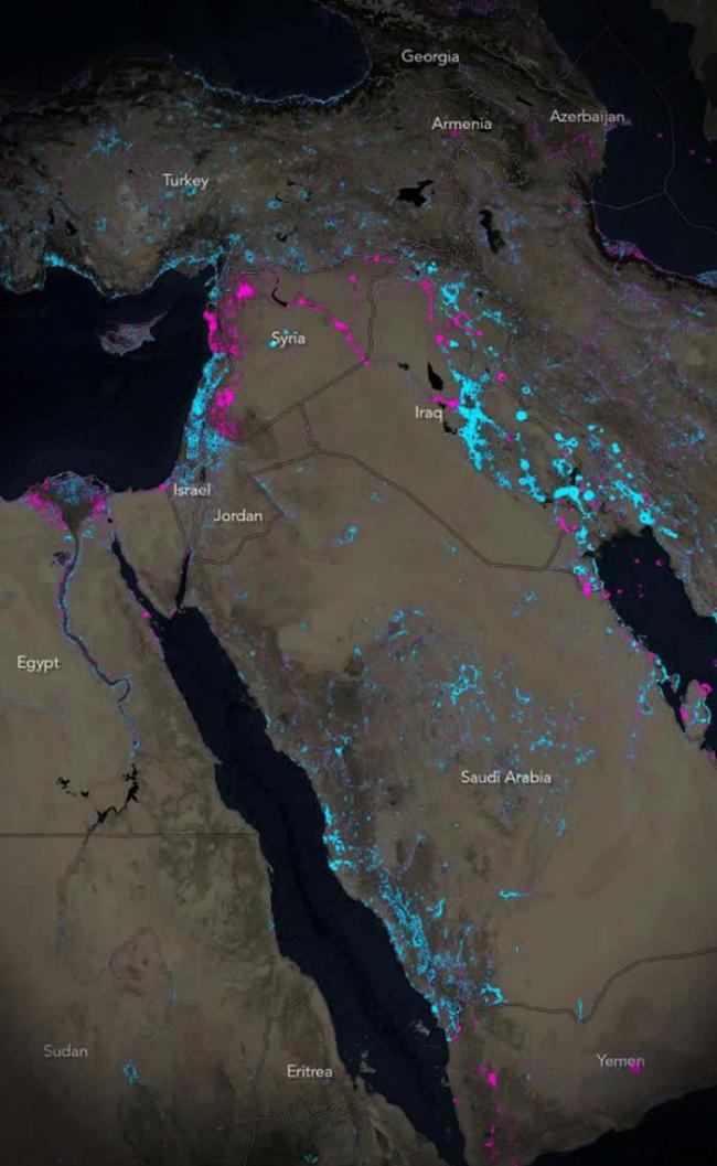 这张地图粉红色处是比2012年暗的地方，蓝色是比较亮的地方。叙利亚多处画上亮粉红色，可以看到内战重创当地。 MAP BY JOHN NELSON