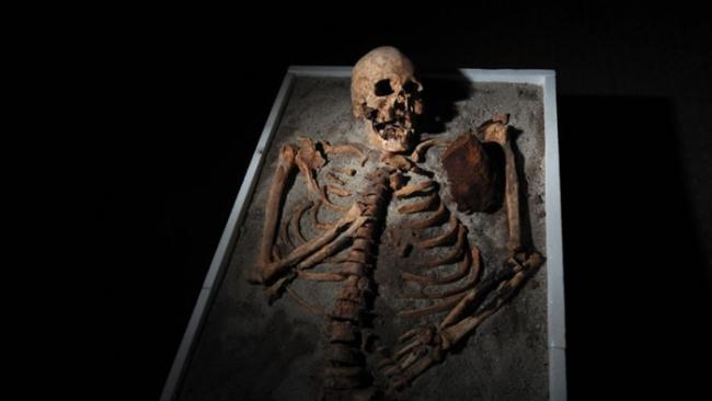 这具七百年前的骷髅于保加利亚的Sozopol出土。被发现时已经失去了牙齿，并且胸前被一只铁棍刺入。学者们怀疑村民们用这种方法来逃避吸血鬼──一种让欧洲人恐惧了数