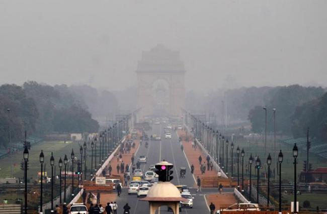 雾霾垄罩了新德里著名的地标──印度门（India Gate）。 PHOTOGRAPH BY ALTAF QADRI, AP