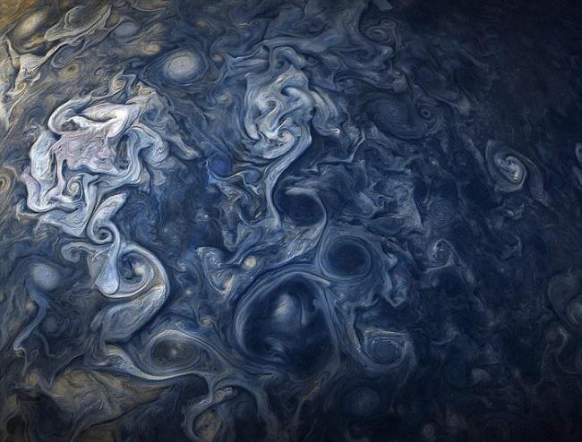 朱诺号传回的影像显示木星两极拥有巨大气旋风暴群