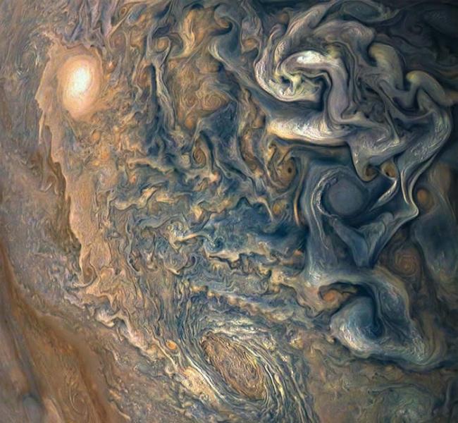 朱诺号传回的影像显示木星两极拥有巨大气旋风暴群