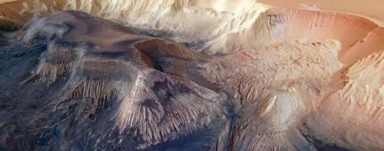 赫伯斯峡谷峭壁上分布着许多“凹槽”，科学家认为这里的岩质环境容易受到侵蚀