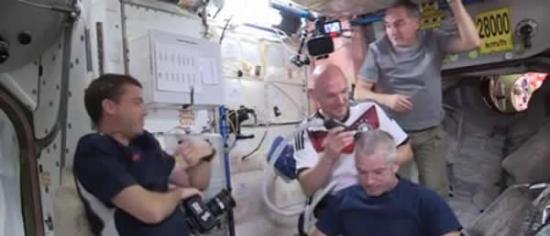 美国队世界杯输球 宇航员在国际空间站内剃光头