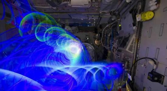陀螺仪漂浮在空间站，不断旋转改变着色彩，若田光一使用慢镜头拍摄了陀螺仪的螺旋运动过程。