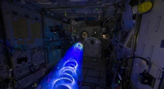 陀螺仪旋转过程是在“希望号”太空舱拍摄的，这是国际空间站的日本科学实验舱。