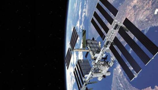 从俄罗斯联盟号宇宙飞船观测到的停靠在一起的奋进号太空飞船和国际空间站。
