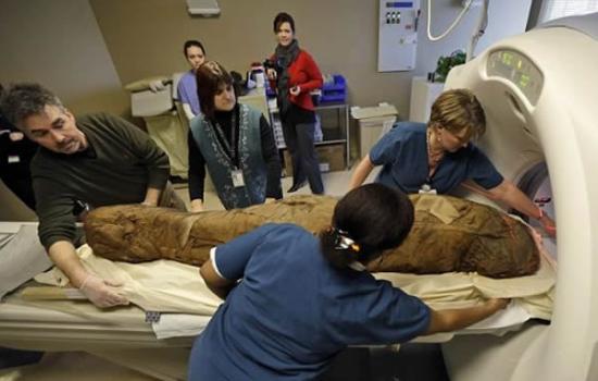 在弗吉尼亚州里士满HCA公司独立成像中心，美国弗吉尼亚州里士满美术馆的CT技术员准备对已有4000年历史的埃及木乃伊Tjeby进行扫描