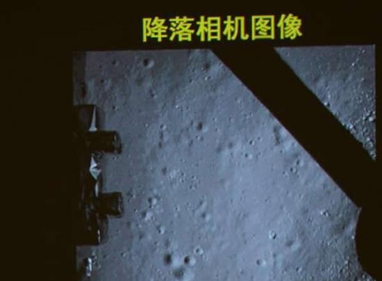 嫦娥三号在月球虹湾软着陆前拍下的月面