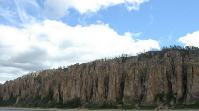 西伯利亚勒拿河边陡峭的寒武纪早期碳酸盐岩地层剖面