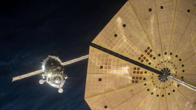 美国宇航局发布“联盟号TMA-19M”载人飞船与国际空间站对接的画面