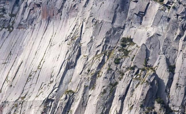 皮萨诺拍下的这张峭壁照片隐藏着4名攀山勇者，你找得到吗？