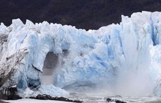 阿根廷冰川国家公园莫雷诺冰川游客拍摄到巨型冰桥震撼崩裂坠海